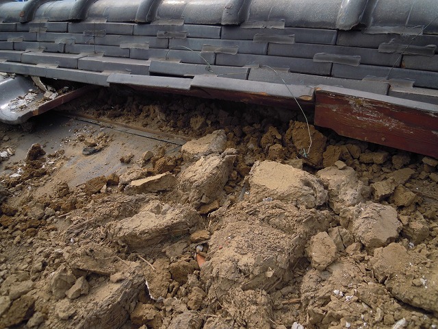 瓦を撤去した後の土